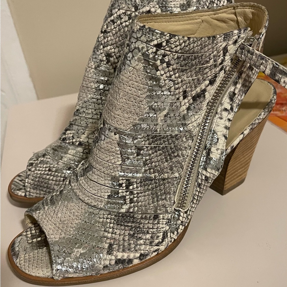 Paul Green Textured Snakeskin Shoe